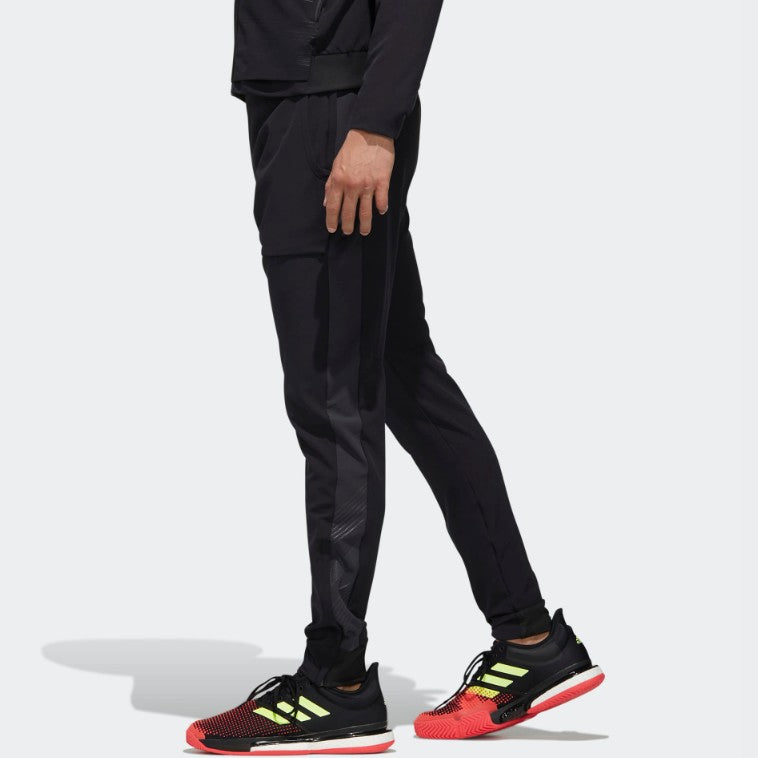 Adidas correspond à la morue pantalon noir